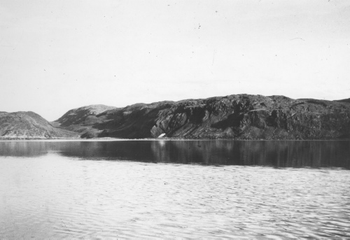 Collection Jacques Rousseau photo - c-4006-b-I-6409 -Anse du premier campement pr?s de l'embouchure du fjord Adloylik.