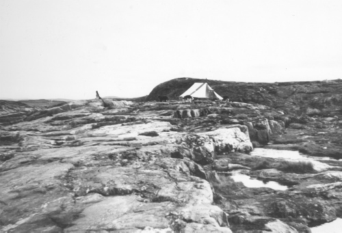 Collection Jacques Rousseau photo - c-4007-b-I-6411 -Camp de Tunnoyalik, sur la baie d'Ungava.