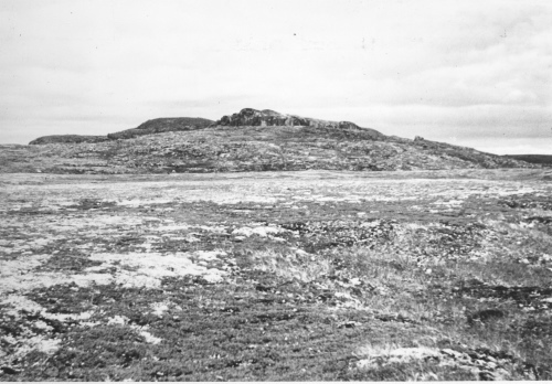 Jacques Rousseau Collection - c-4012-a-I-6420 -Une colline dans la toundra, baie d'Ungava pr?s de l'embouchure de la Korok.