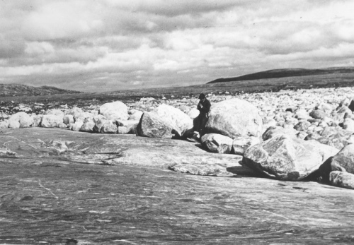 Collection Jacques Rousseau photo - c-4012-b-I-6421 -Baie d'Ungava, pr?s de la Korok. Les boulders balay?s par la glace.