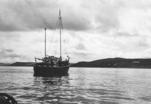 Collection Jacques Rousseau photo - c-4014-a-I-6424 -Le Calanus, bateau de recherches de Max Dunbar (Dept. of Fish) devant l'embouchure de la Korok.