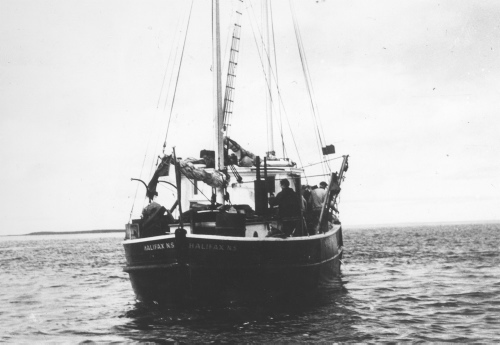 Jacques Rousseau Collection - c-4014-b-I-6425 -Le Calanus, bateau de recherches de Max Dunbar (Dept. of Fish) devant l'embouchure de la Korok.