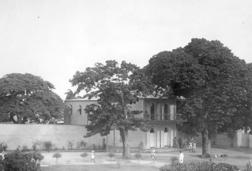 Jacques Rousseau Collection - c-715-b-I-1779 -HAITI. Port-de-Paix. Immeuble de la Garde ? droite, gros sablier (Hura crepitans)