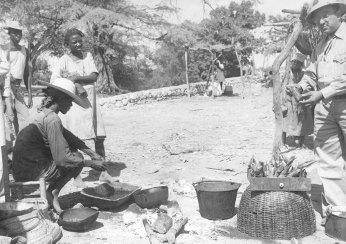 Collection Jacques Rousseau photo - c-774-a-I-1934 -HAITI. March? de l'Est?re. Fabrication du doukounou.