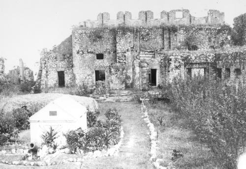 Collection Jacques Rousseau photo - c-777-b-I-1947 -HAITI. La Citadelle. Tombeau de Christophe au premier plan.