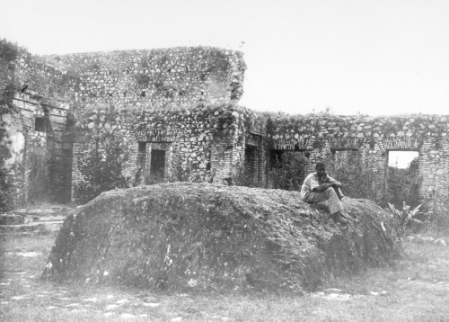 Collection Jacques Rousseau photo - c-779-a-I-1952 -HAITI. Bloc de mortier dans la cour int?rieure de la Citadelle.