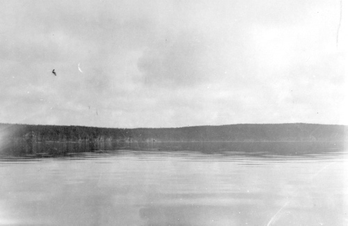 Collection Jacques Rousseau photo - c-3023-a-I-4264 -Lac Mistassini. Ile Manitounouk vue du large. Partie rocheuse au centre: Pointe Dutilly en raccourci.