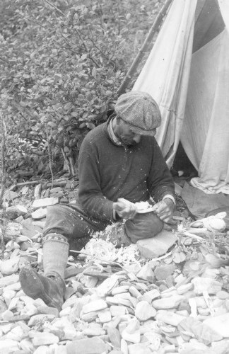 Collection Jacques Rousseau photo - c-3028-a-I-4274 -Lac Mistassini. Joseph Metawishish travaillant au couteau croche.