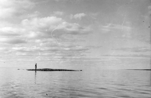 Collection Jacques Rousseau photo - c-3033-a-I-4285 -Lac Mistassini. J.-P. Cuerrier sur le Rocher des Sternes, ?mergeant entre Manitounouk et Manitounoukouch.