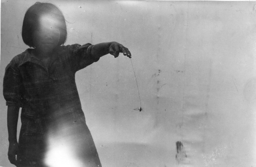 Collection Jacques Rousseau photo - c-3061-b-I-4354 -Poste de Mistassini. Fillette jouant avec un conjuring fly.