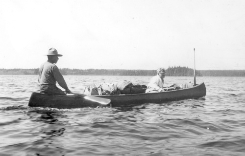 Collection Jacques Rousseau photo - c-3072-b-I-4376 -Lac Mistassini. En canot dans la baie de Kwichipatamowasow. Simon Matab? et Jacques Rousseau.
