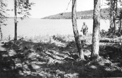 Collection Jacques Rousseau photo - c-3083-a-I-4397 -Lac Mistassini. S?pulture d'enfant. Baie du nord de l'?le Manitounouk.