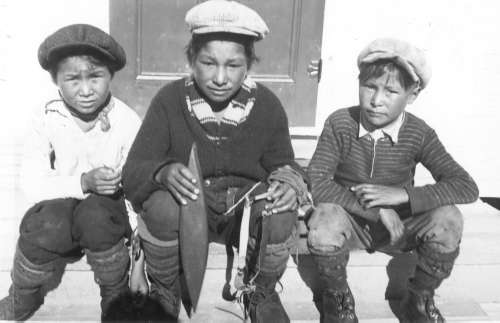 Collection Jacques Rousseau photo - c-3100-a-I-4431 -Lac Mistassini. Poste de Mistassini. Enfants indiens.