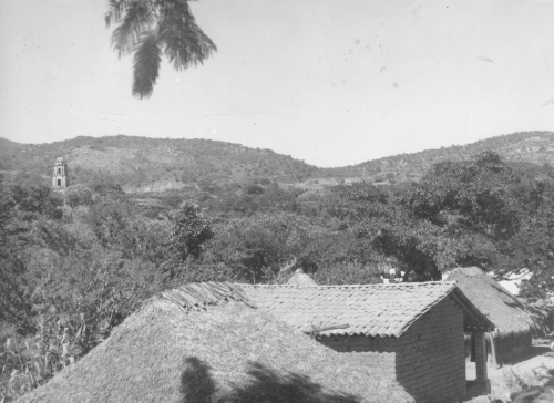 Collection Jacques Rousseau photo - c-3144-a-I-4519 -Mexique. Toit de chaume et toit de tuile. Acuitlapan de las Grenadas, pr?s Tazco.