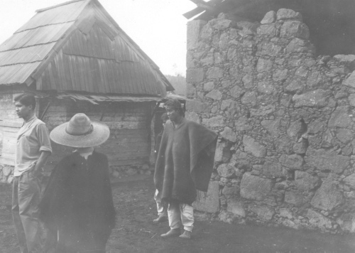 Collection Jacques Rousseau photo - c-3159-a-I-4548 -Mexique. Deux Indiens tarascans. Ma?onnerie mexicaine. Village d'Angaouan, pr?s du Paricutin (Mexique).