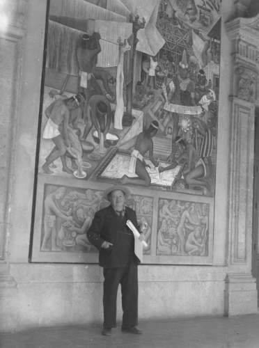 Collection Jacques Rousseau photo - c-3186-a-I-4603 -Mexique. Diego Rivera devant une de ses fresques sur plantes tinctoriales mexicaines pr?colombiennes. Palais national. (Mexico).