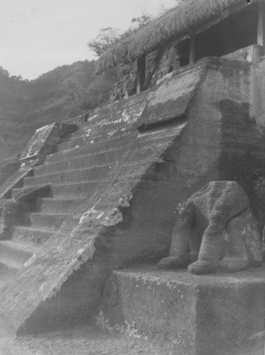 Collection Jacques Rousseau photo - c-3216-b-I-4664 -Mexique. Pyramide de Malinalco taill?e dans le roc. (Mexique).