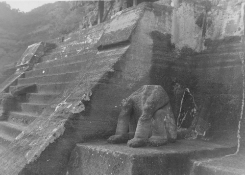 Collection Jacques Rousseau photo - c-3217-a-I-4665 -Mexique. Pyramide de Malinalco taill?e dans le roc.