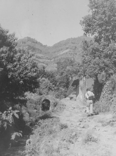 Jacques Rousseau Collection - c-3224-b-I-4682 -Mexique. Malinalco (Mexique). Le sentier ? la sortie du village.