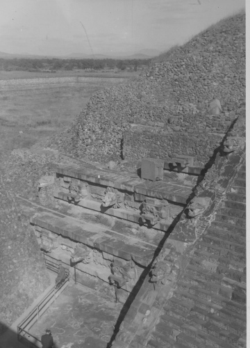 Collection Jacques Rousseau photo - c-3232-a-I-4698 -Mexique. Ruines de Teotihuacan (pr?s Mexico). Pyramide des serpents emplum?s et de Tlaloc (dieu de la pluie ? t?te carr?e).
