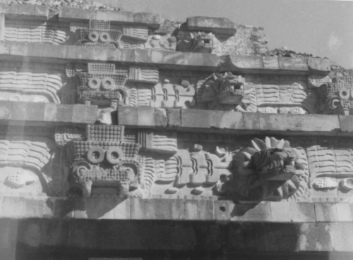 Collection Jacques Rousseau photo - c-3233-b-I-4701 -Mexique. Ruines de Teotihuacan (pr?s Mexico). Tlaloc (dieu de la pluie - t?te carr?e) et quetzatcoatl (serpent emplum?)..