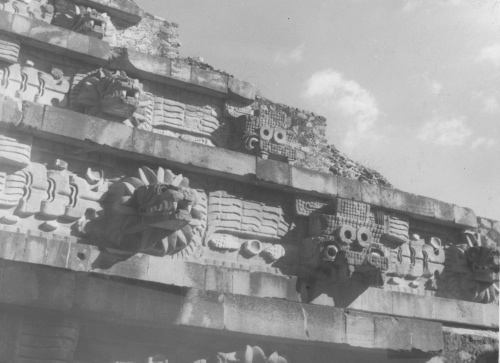 Collection Jacques Rousseau photo - c-3234-a-I-4702 -Mexique. Ruines de Teotihuacan (pr?s Mexico). Tlaloc (dieu de la pluie - t?te carr?e) et quetzatcoatl (serpent emplum?)..