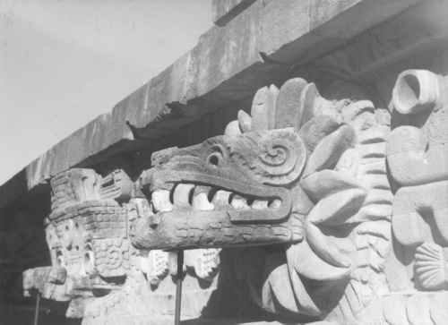 Jacques Rousseau Collection - c-3234-b-I-4703 -Mexique. Ruines de Teotihuacan (pr?s Mexico). Tlaloc (dieu de la pluie - t?te carr?e) et quetzatcoatl (serpent emplum?)..