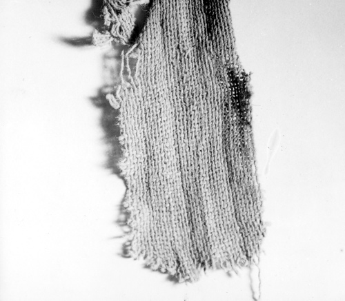 Collection Jacques Rousseau photo - c-3108-a-I-4445 -Tissu de coton venant du pueblo de Chetro Kelt, Chaco Canyon, Nouveau-Mexique. Ant?rieur ? l'an 1100 ap. J.-C. Collection Jardin bot.