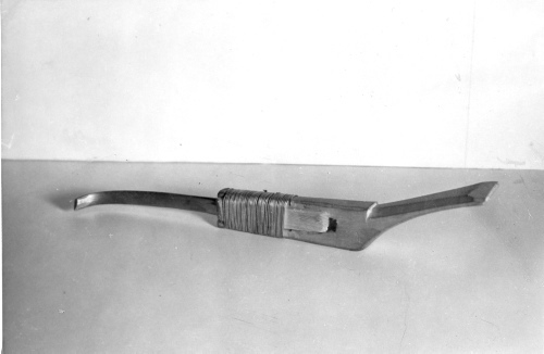 Collection Jacques Rousseau photo - c-590-a-I-1430 -Lac Mistassini 1944. Couteau croche de fabrication mistassini. Collection J.R.