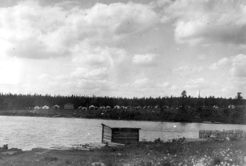 Collection Jacques Rousseau photo - c-592-c-I-1436 -Lac Mistassini, Baie du poste, Factorerie de la Baie d'Hudson. Camp des Indiens (du lac Michikoun en partie), vu du poste.