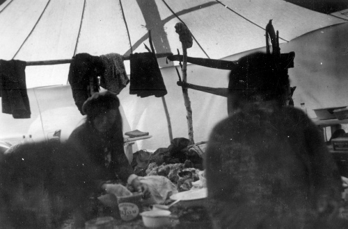 Collection Jacques Rousseau photo - c-595-b-I-1446 -Lac Mistassini, Baie du poste, Factorerie de la Baie d'Hudson. Dans la tente de Charlie Shalo.