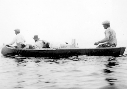 Collection Jacques Rousseau photo - c-604-b-I-1476 -Lac Mistassini. En laissant Mitst?w?ow, sur le grand lac. Joseph, Rouleau, Matthew.