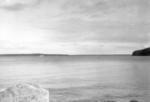 Collection Jacques Rousseau photo - c-615-d-I-1516 -Lac Mistassini. Ile Zacharie-Jolliet (avec falaise marneuse), pointe extr?me de l'?le Kaostipagache et rive sud-est du lac Mistassini vues de Kawitchinaniouts (?le Couture).