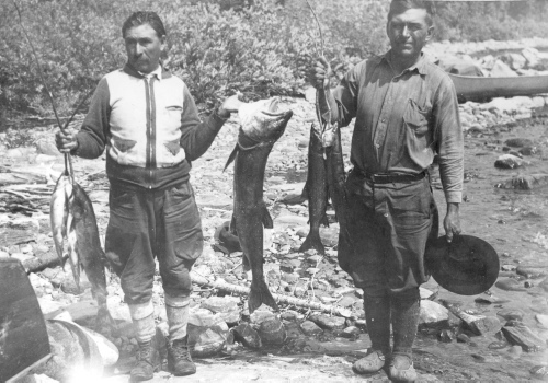 Collection Jacques Rousseau photo - c-623-a-I-1538 -Lac Mistassini. Kawitchinaniouts  (?le Couture). La p?che de Joseph (une truite grise de 20-25 lbs, 1 poisson blanc, une carpe et petites truites grises). Joseph et Andrew.