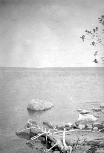 Jacques Rousseau Collection - c-662-663-b-I-1648 -Lac Mistassini, Baie Abatagouche. Vue vers les Grandes Passes (Shuopatok) (la d?pression sur la ligne d'horizon au centre de la photographie).