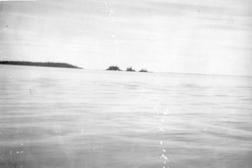 Collection Jacques Rousseau photo - c-678-a-I-1681 -Lac Mistassini. Ile Tchapahipane. A gauche pointe nord de l'?le Kapchapachiche et petites ?les au nord-est de la pointe.