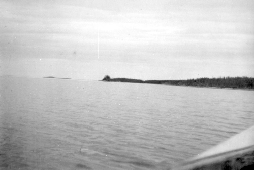 Collection Jacques Rousseau photo - c-678-b-I-1682 -Lac Mistassini. Ile Tchapahipane. Grande baie ? l'est de la pointe Coucouche.