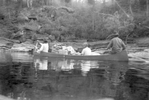 Collection Jacques Rousseau photo - c-679-b-I-1685 -Lac Mistassini. Ile Tchapahipane. Tables de calcaire dolomitique dans la baie ? l'est de la pointe Coucouche.