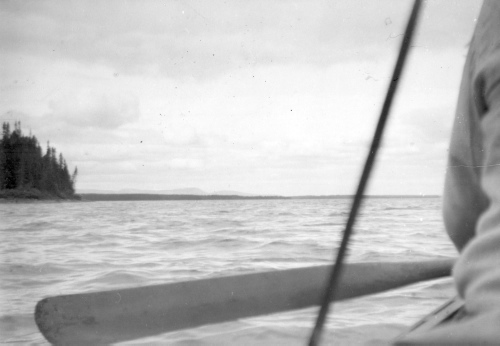 Collection Jacques Rousseau photo - c-683-c-I-1698 -Lac Mistassini. Au nord - nord-ouest de l'?Ile Murray. Le mont Takwa au fond de la photo.