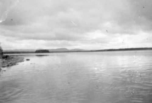 Collection Jacques Rousseau photo - c-684-a-I-1699 -Lac Mistassini. Au nord - nord-ouest de l'?Ile Murray. Le mont Takwa au fond de la photo.