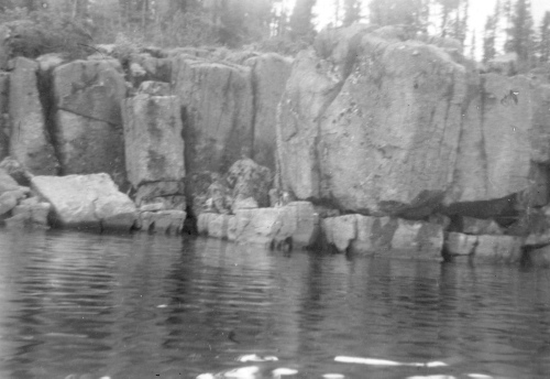 Collection Jacques Rousseau photo - c-692-b-I-1719 -Lac Wachagami (extr?mit? nord-est du Lac Albanel). La forteresse de basalte d'O'Sullivan.