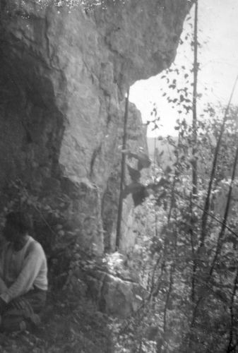 Jacques Rousseau Collection - c-698-b-I-1737 -Rivi?re T?miscamie. Wapouchakamouk (Antre de marbre). Le rocher surplombant la caverne. ? gauche: Joseph
