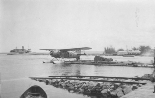 Collection Jacques Rousseau photo - c-3316-b-I-4888 -A?roport de la Canadian Pacific Airlines, ? Roberval, o? partent les hydravions du lac Mistassini. Fin juin 1946.