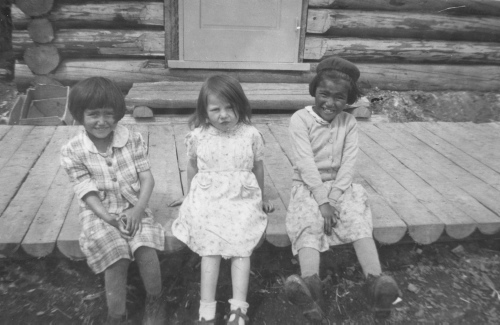 Collection Jacques Rousseau photo - c-3321-a-I-4897 -Poste du lac Mistassini. Au centre fillette d'Emmett MacLoed avec deux indiennes. Fin juin 1946.