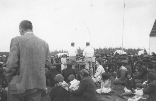 Collection Jacques Rousseau photo - c-3322-b-I-4900 -Poste du lac Mistassini. M. Larivi?re (debout ? droite) parlant aux indiens par l'interm?diaire D'Emmett MacLoed. Fin juin 1946.