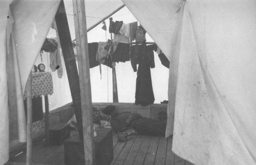 Collection Jacques Rousseau photo - c-3329-a-I-4913 -Poste du Lac Mistassini. Une tente moderne (avec plancher) dans laquelle on n'a pas encore mis la liti?re. Fin juin 1946.
