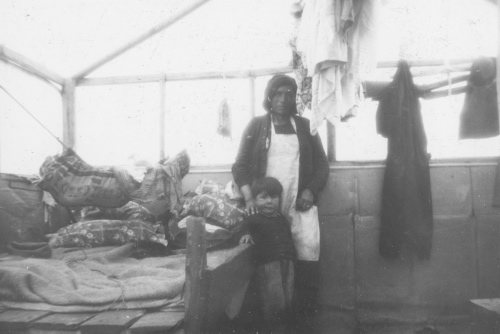 Collection Jacques Rousseau photo - c-3331-b-I-4918 -Poste du lac Mistassini. Mistassini progresse! Une tente renferme un lit. Fin juin 1946.