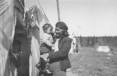 Collection Jacques Rousseau photo - c-3332-a-I-4919 -Poste du lac Mistassini. La femme de Simon Matab? et son fils, fin juin 1946.