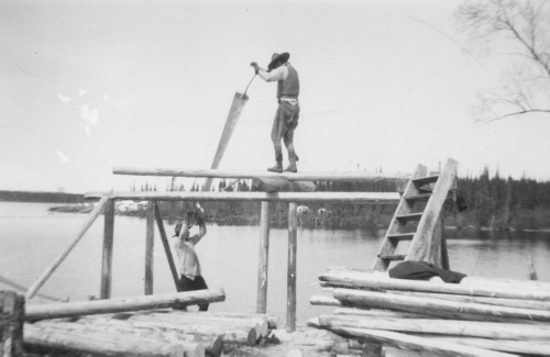 Jacques Rousseau Collection - c-3340-b-I-4936 -Poste du lac Mistassini. Scieurs de long au lac Mistassini. Fin juin 1946.