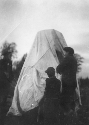 Jacques Rousseau Collection - c-3256-a-I-4758 -LAC MISTASSINI, baie du Poste. La charpente de la tente de wabano termin?e, on la recouvre avec une toile de tente ordinaire.
